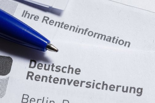 Das Logo der Deutschen Rentenversicherung ist auf Unterlagen zu Renteninformationen zu sehen. 