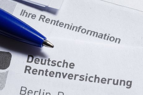 Das Logo der Deutschen Rentenversicherung ist auf Unterlagen zu Renteninformationen zu sehen. 