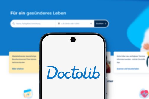 Ein Screenshot der Website von Doctolib, davor ein Smartphone, auf dem der Doctolib-Schriftzug zu sehen ist.