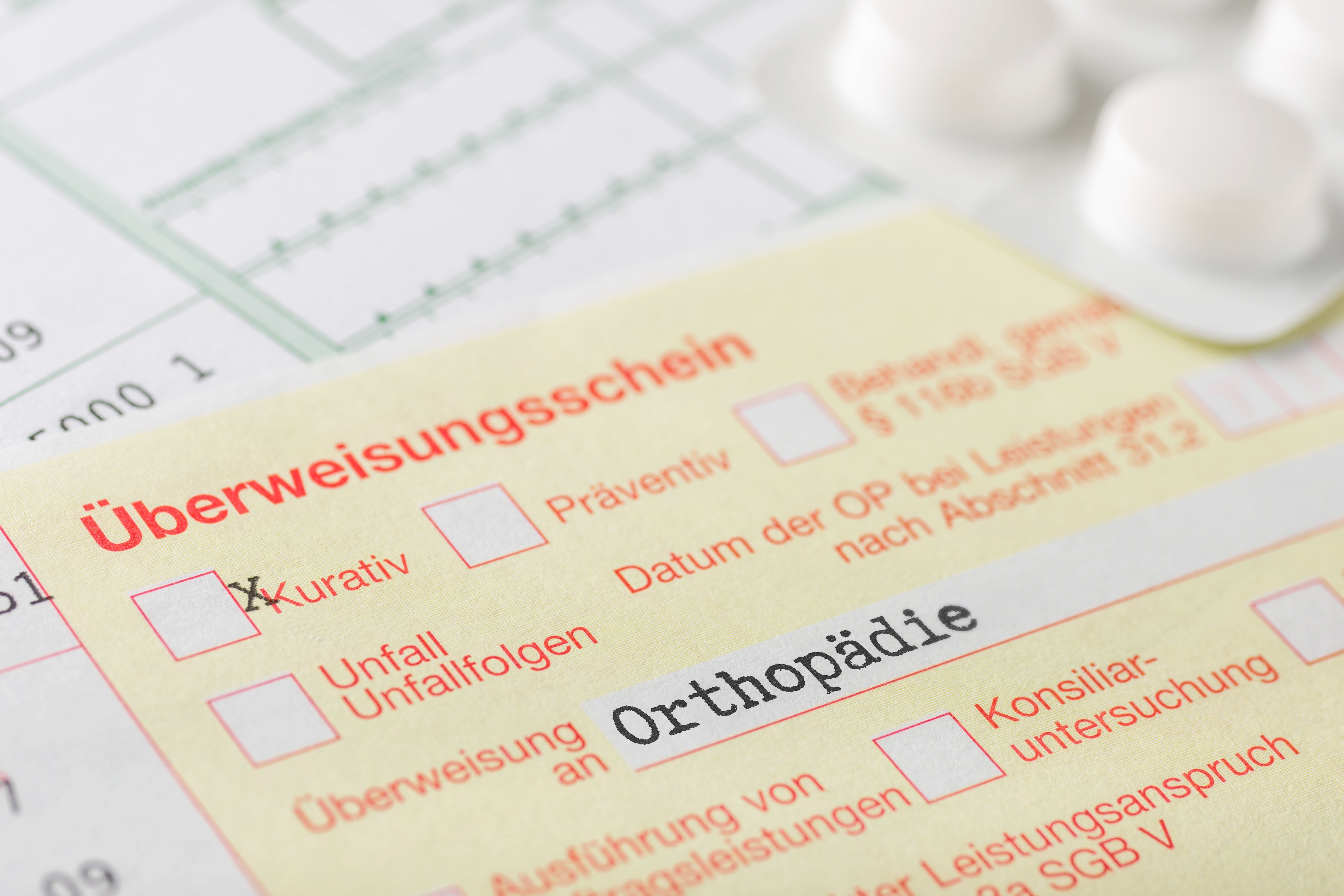 Überweisung zum Orthopäden Ein Überweisungsschein zum Facharzt mit der Aufschrift "Orthopäde"