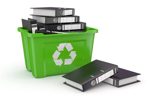 Daten aus der ePA löschen Eine grüne Box, auf der ein Recycling-Symbol aufgebracht ist. In der Box und daneben liegen Aktenordner.