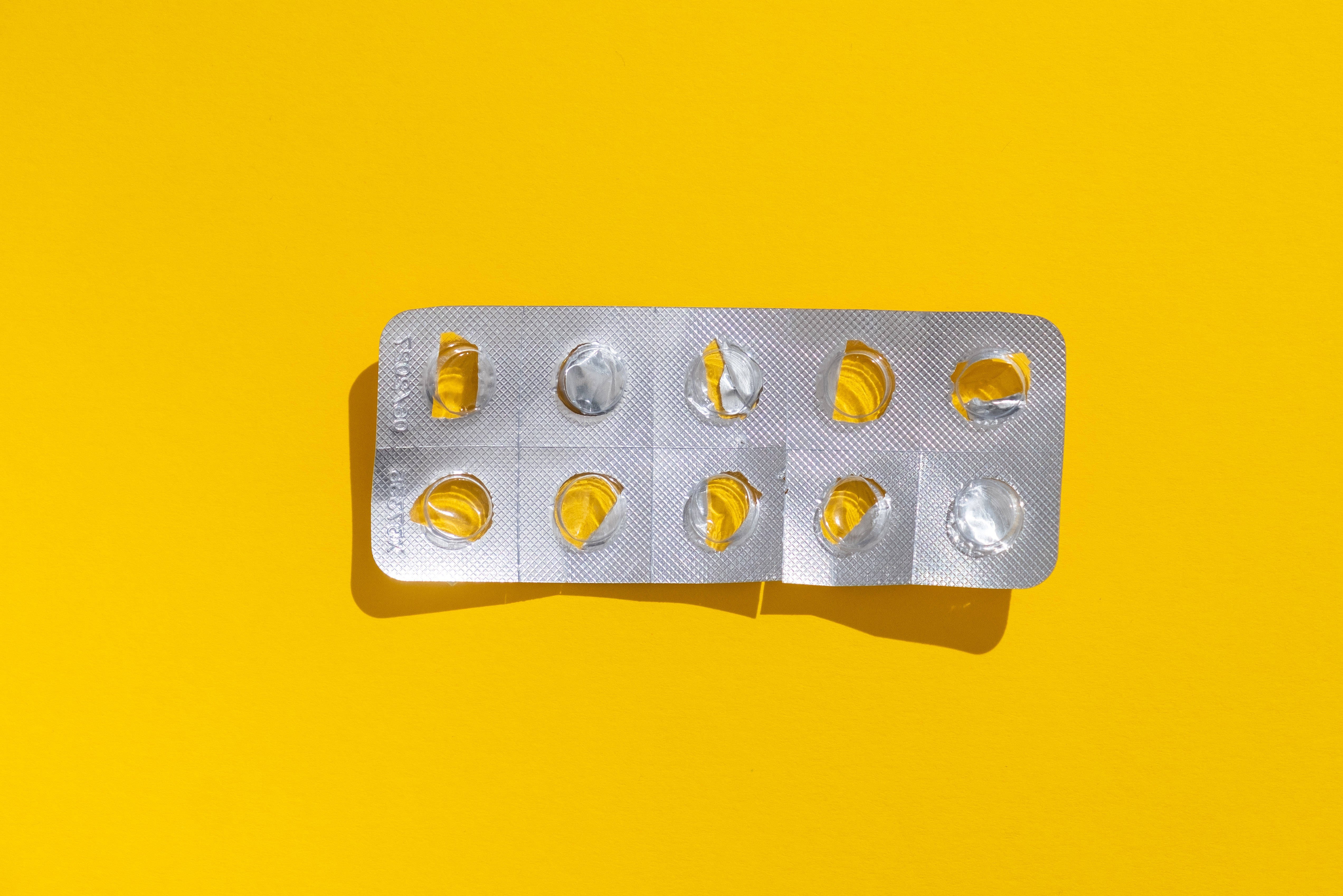 Tabletten Leere Tabletten Blisterpackung vor einfarbigem gelben Hintergrund