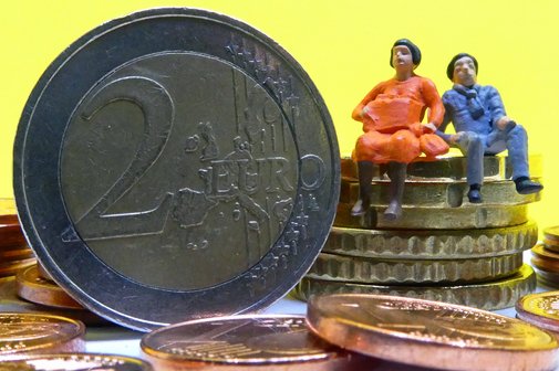  Symbolfoto mit zwei Rentner-Figuren auf einem Geldstapel zum Thema: Euro-Rente-Altersarmut. 