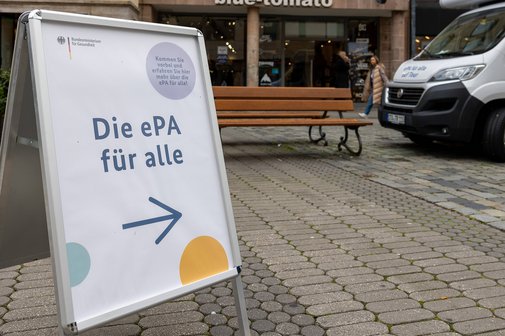 Elektronische Patientenakte Ein Aufsteller mit einem Poster, auf dem steht "Die ePA für alle" und einem Pfeil nach rechts