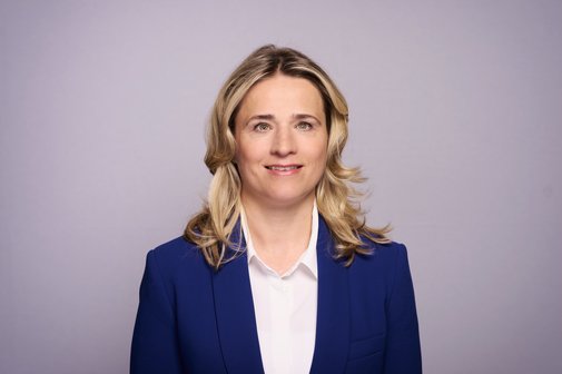Das Portraitfoto zeigt Verena Bentele, sie tr&auml;gt eine wei&szlig;e Bluse und einen dunkelblauen Blazer