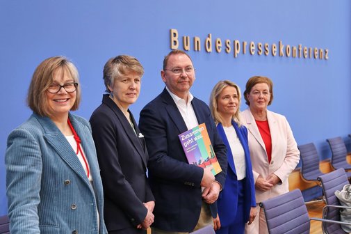 Gruppenfoto der B&uuml;ndnis Pressekonferenz in der Bundespressekonferenz, Berlin: 20 Millionen Stimmen f&uuml;r einen gerechten Sozialstaat - von links nach rechts: Eva Maria Welskop-Deffaa, Pr&auml;sidentin des Deutschen Caritasverbandes, Verena Graichen, Bundesgesch&auml;ftsf&uuml;hrerin Politik beim Bund f&uuml;r Umwelt und Naturschutz Deutschland (BUND), Frank Werneke, Vorsitzender der Vereinten Dienstleistungsgewerkschaft (ver.di), Verena Bentele, Pr&auml;sidentin des Sozialverbands VdK Deutschland und Michaela Engelmeier, SoVD
