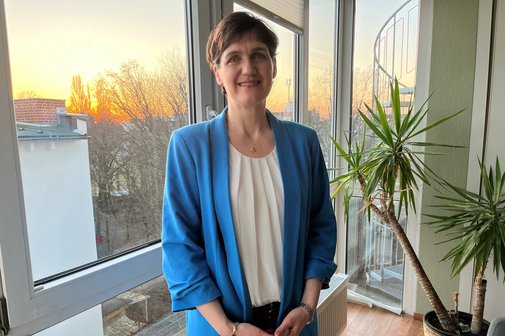 Katja Urbatsch Katja Urbatsch am Fenster, neben ihr eine Zimmerpflanze