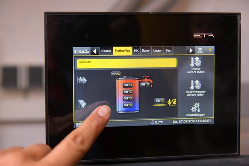 Biomasseheizung Neu errichtete Holzpellet-Heizung im Keller eines Wohnhauses. Das Foto zeigt in Nahaufnahme das Display der Heizung mit dem Touchscreen-Bildschirm zur Bedienung der Anlage.