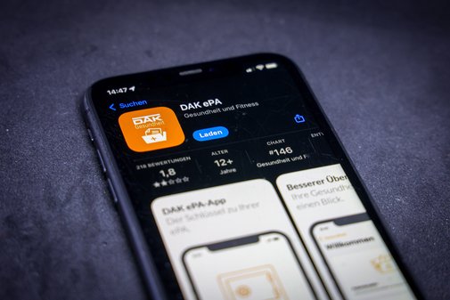 ePA-App der DAK Smartphone mit Blick auf den Apple-Store, in dem der Download der ePA-App der DAK geöffnet ist.