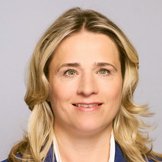 Das Portraitfoto zeigt Verena Bentele, sie tr&auml;gt eine wei&szlig;e Bluse und einen dunkelblauen Blazer