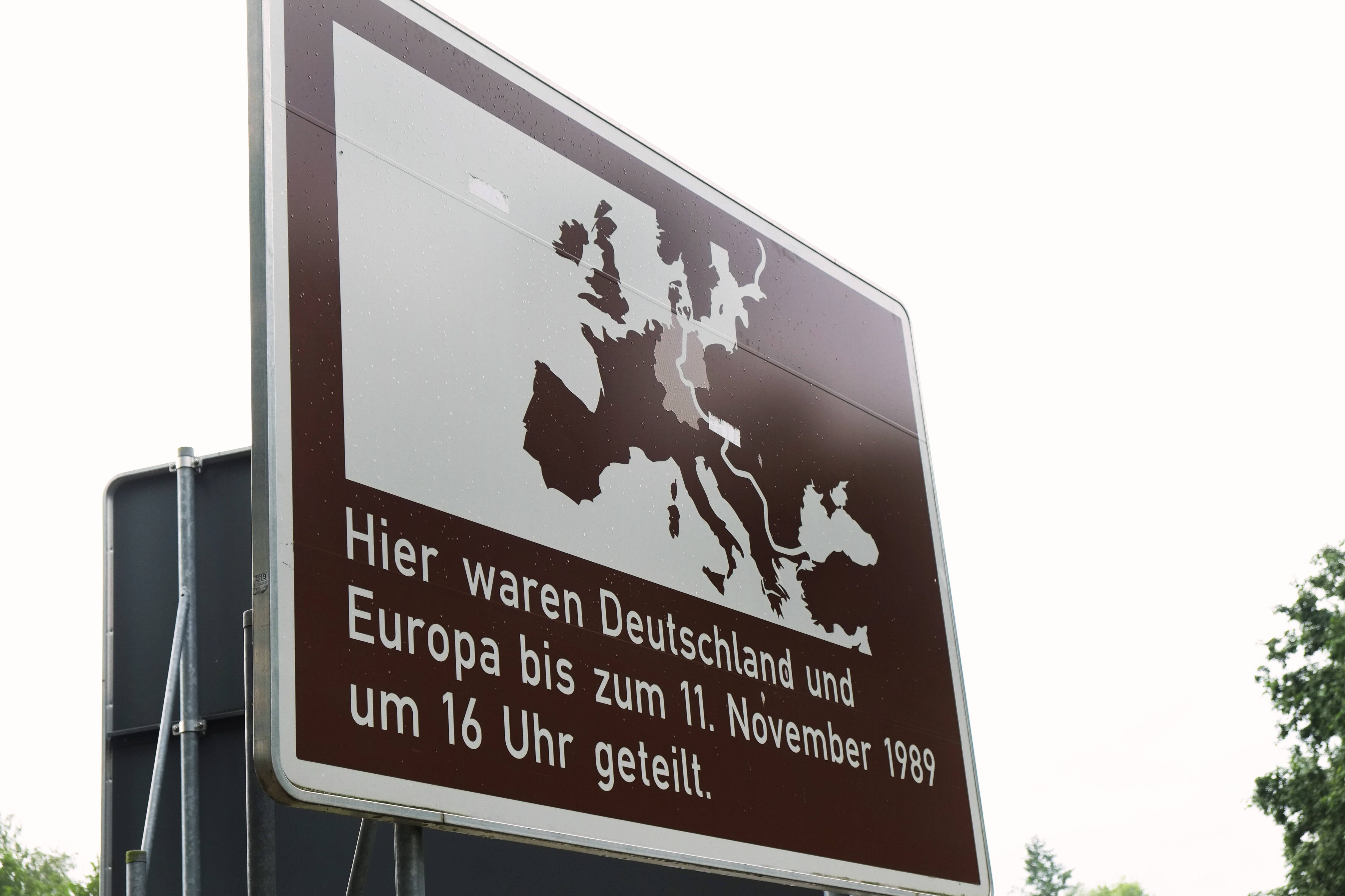 Tafel mit Hinweis auf die Grenz&ouml;ffnung am 11.11.1989 an der DDR Grenze im Eckertal zwischen Stapelburg und Bad Harzburg