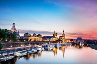 Silhouette von Dresden mit Elbe im Vordergrund