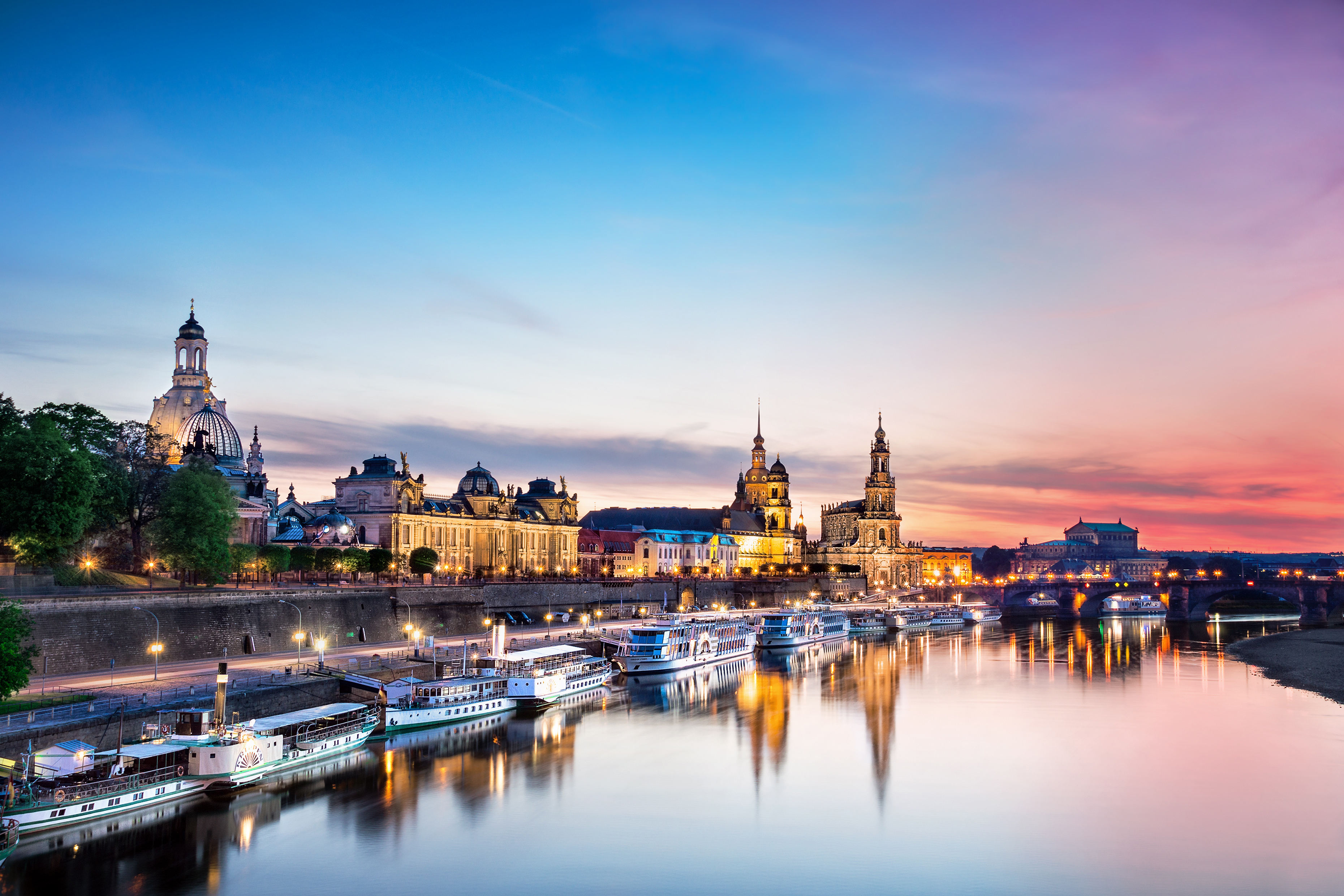 Silhouette von Dresden mit Elbe im Vordergrund
